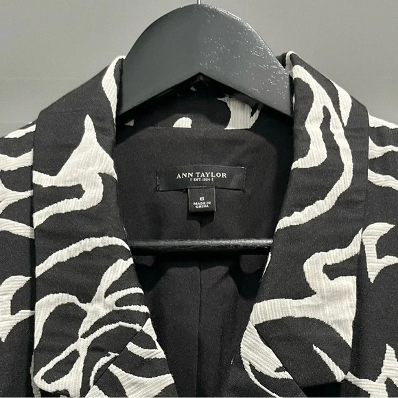 Ann Taylor black & white floral buttoned blazer with pockets size 6 cotton blend - Picture 2 of 8